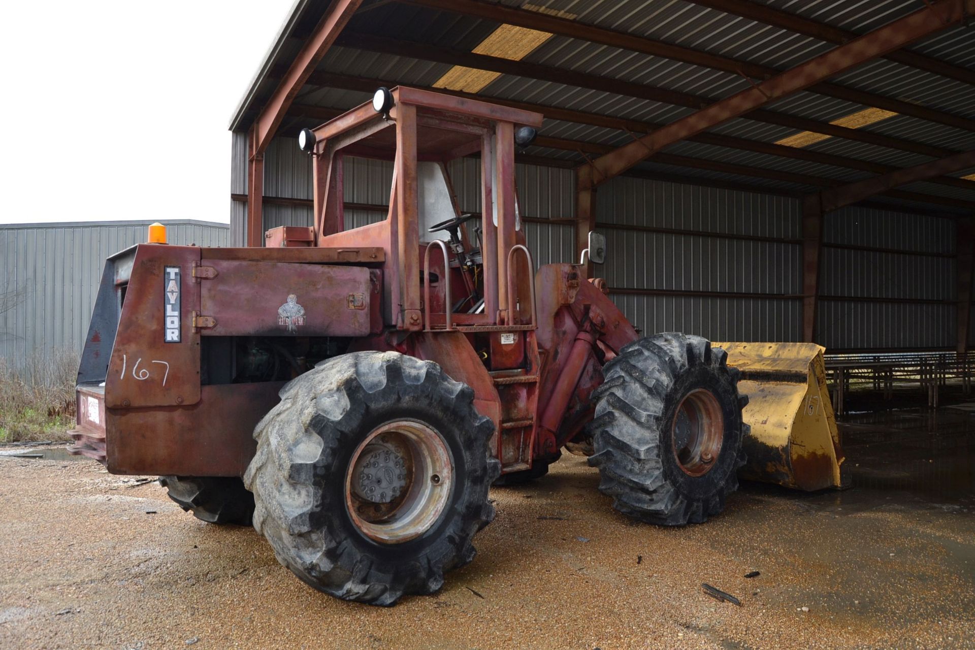 TAYLOR BIG RED ARTICULATING WHEEL LOADER W.BUCKET; W/DETROIT ENGINE; W/23.1X26 TIRES - Image 2 of 4