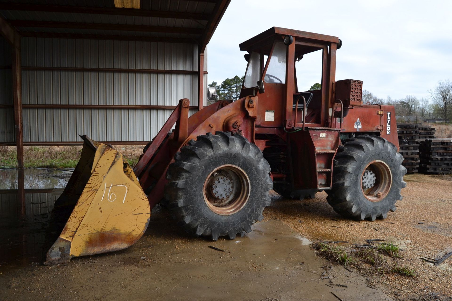 TAYLOR BIG RED ARTICULATING WHEEL LOADER W.BUCKET; W/DETROIT ENGINE; W/23.1X26 TIRES - Image 4 of 4