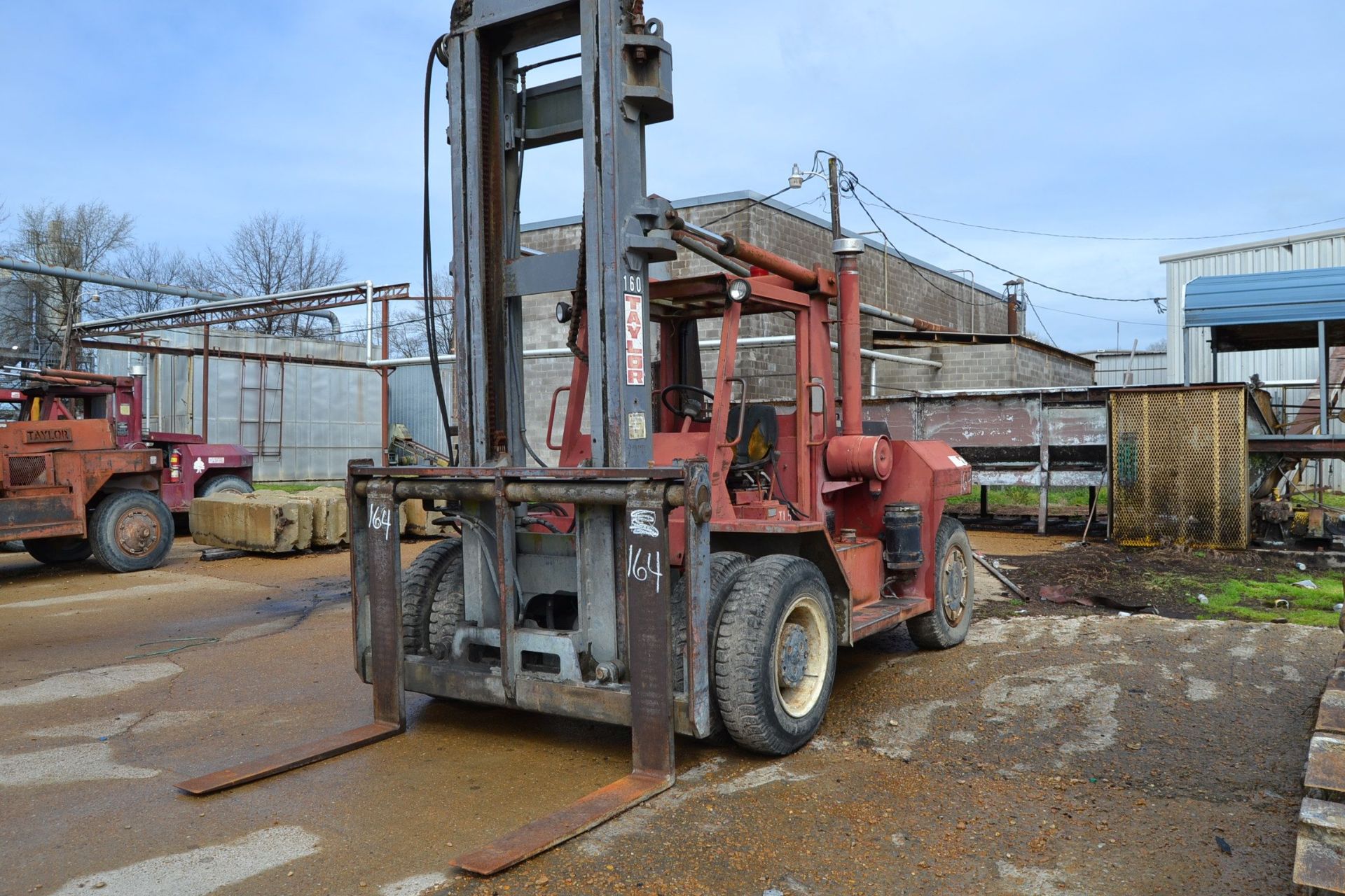 TAYLOR 16,000LB DUAL WHEEL FORLIFT W/5' FORKS; W/SIDE SHIFT; W/6CYL. CUMMINS ENGINE SN# S-H1-23065 - Image 4 of 4