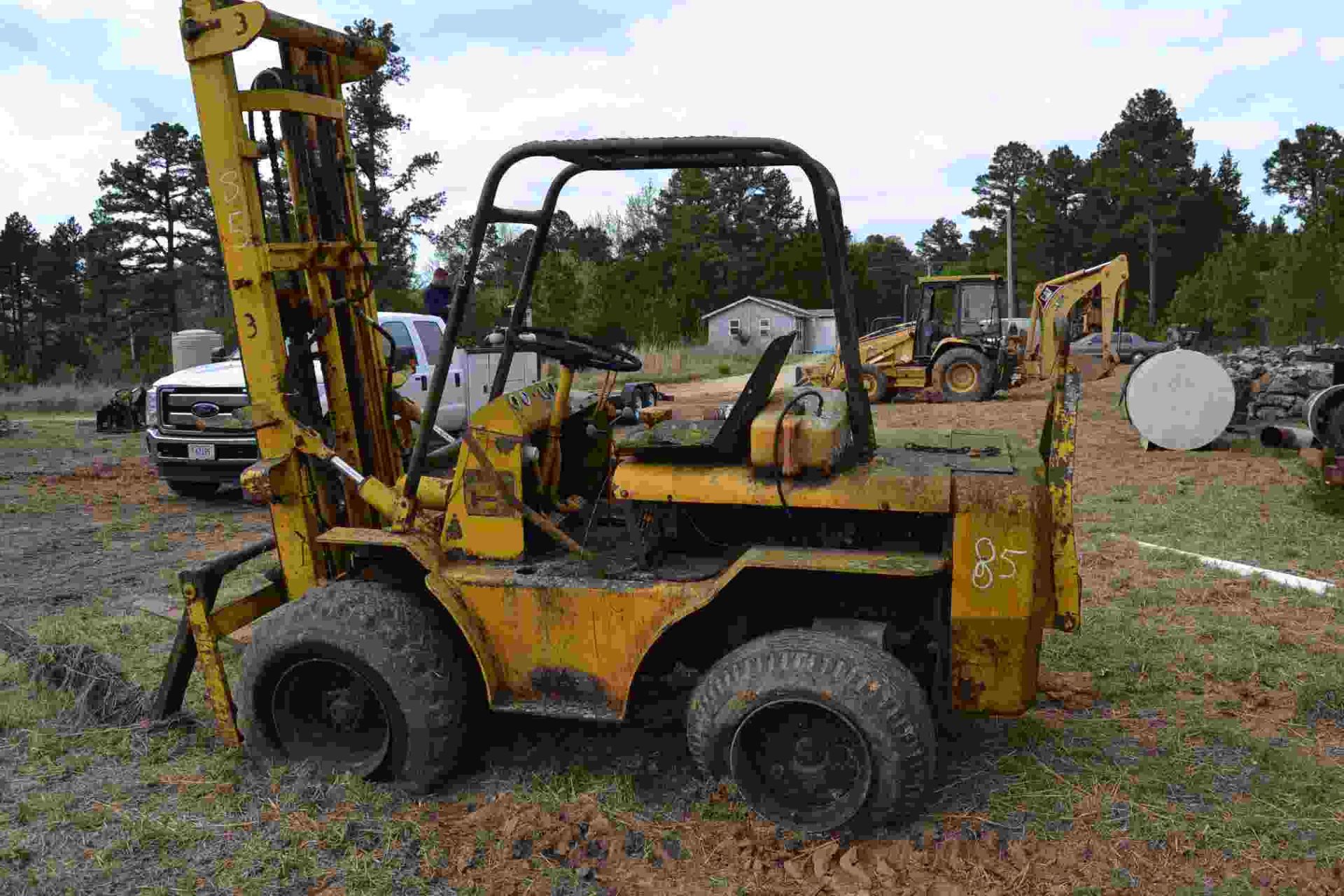 BAKER FORKLIFT W/ GAS ENGINE NEEDS REPAIR FOR PARTS LOCATED SITE 1 - Image 4 of 5