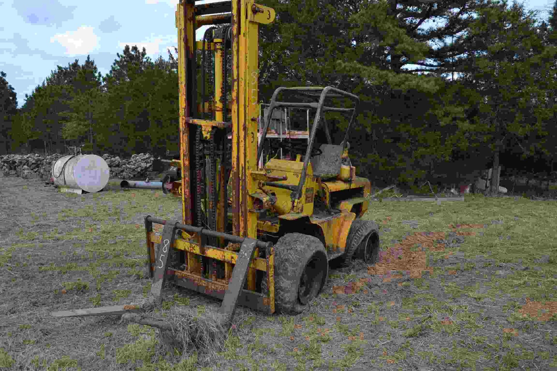 BAKER FORKLIFT W/ GAS ENGINE NEEDS REPAIR FOR PARTS LOCATED SITE 1 - Image 5 of 5