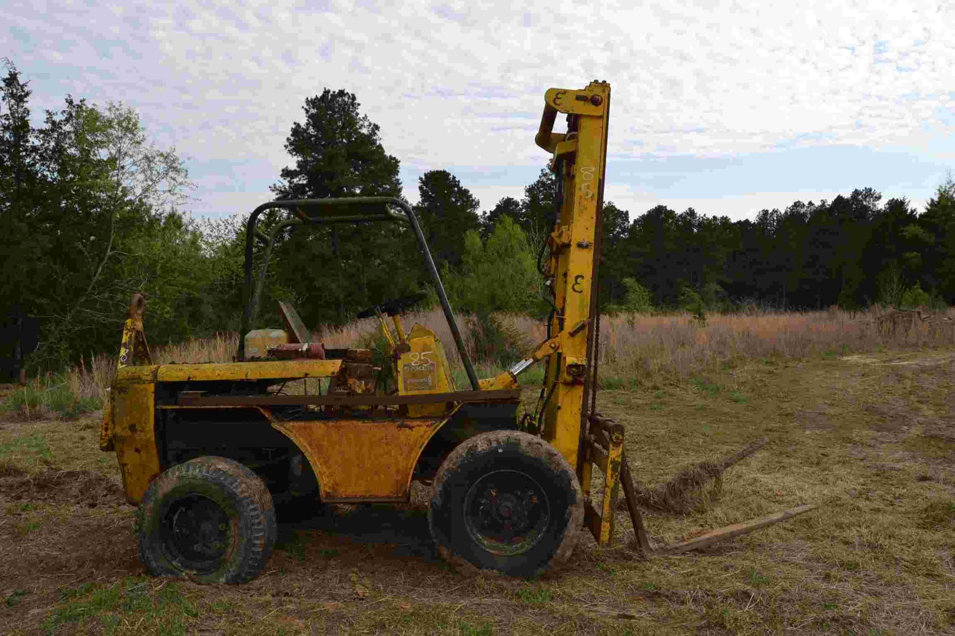 BAKER FORKLIFT W/ GAS ENGINE NEEDS REPAIR FOR PARTS LOCATED SITE 1 - Image 2 of 5