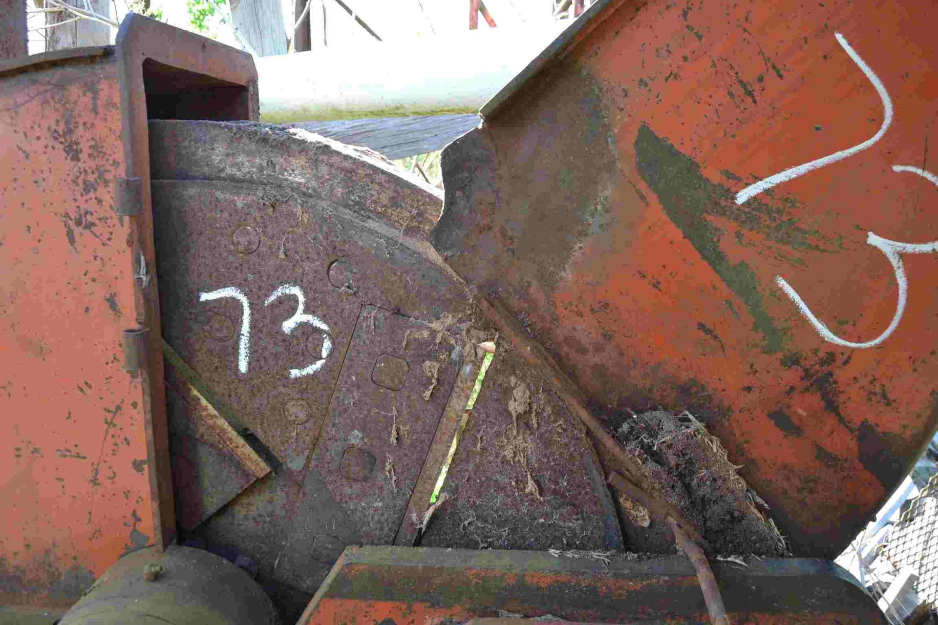 MORBARK 48" 6 KNIFE CHIPPER ON HORIZONTAL FEED TOP DISCHARGE NO MOTOR SN#0109 LOCATED SITE 2 - Image 3 of 4