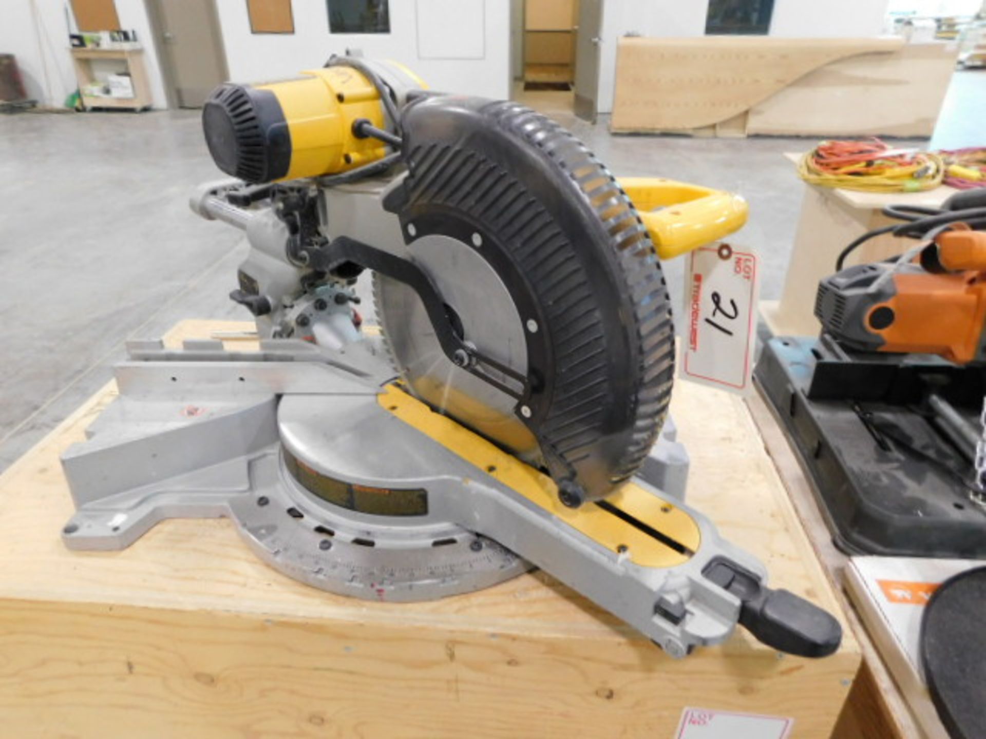 DEWALT DW718 12" DOUBLE BEVEL SLIDING COMPOUND MITRE SAW