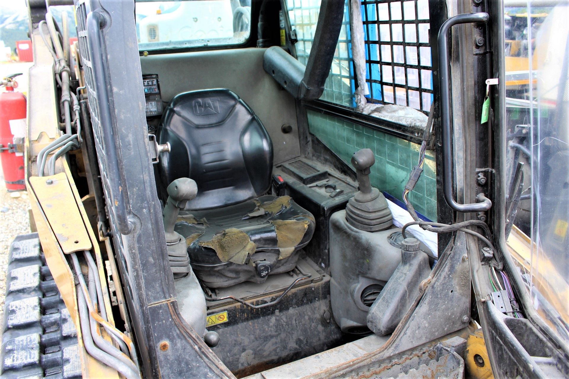 2012 Cat 259B3 Skidsteer, EROPS, Bucket, New Tracks; S/N YYZ02397; Meter Shows 8,806 Hrs; (Unit - Image 5 of 6