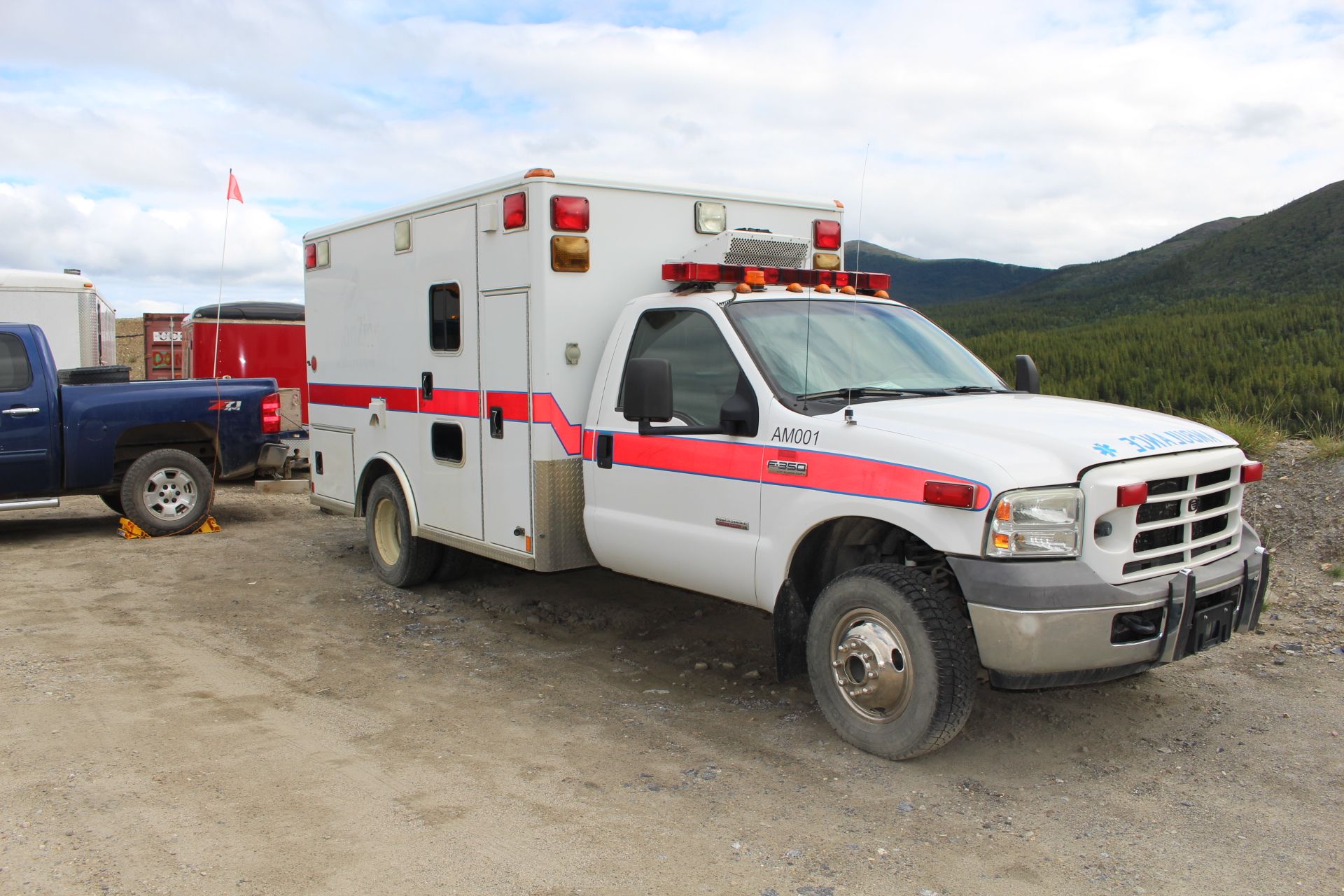 2005 Ford F-350 Ambulance, Powerstroke Diesel; VIN 1FDWF37P65EA96672; Meter Shows 147,793 KM; ( - Image 2 of 7