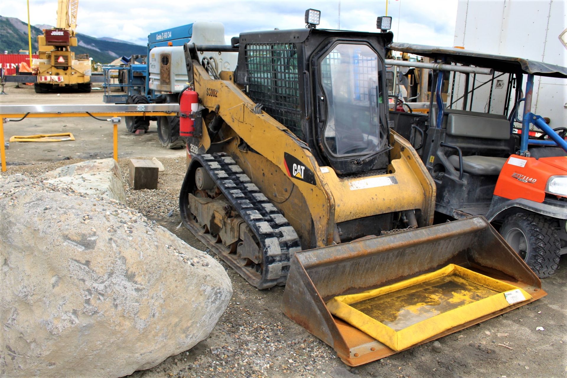 2012 Cat 259B3 Skidsteer, EROPS, Bucket, New Tracks; S/N YYZ02397; Meter Shows 8,806 Hrs; (Unit - Image 2 of 6