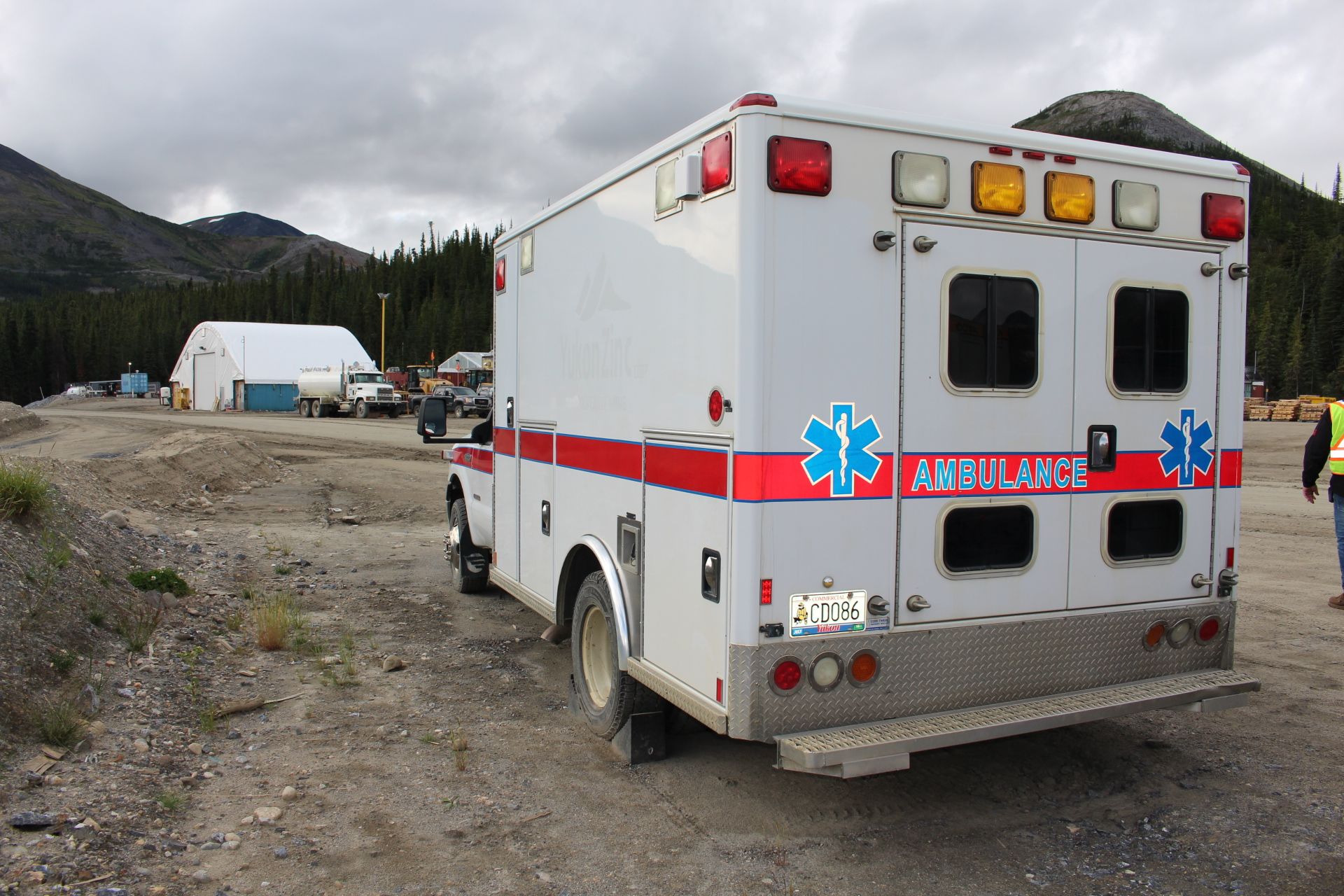 2005 Ford F-350 Ambulance, Powerstroke Diesel; VIN 1FDWF37P65EA96672; Meter Shows 147,793 KM; ( - Image 4 of 7