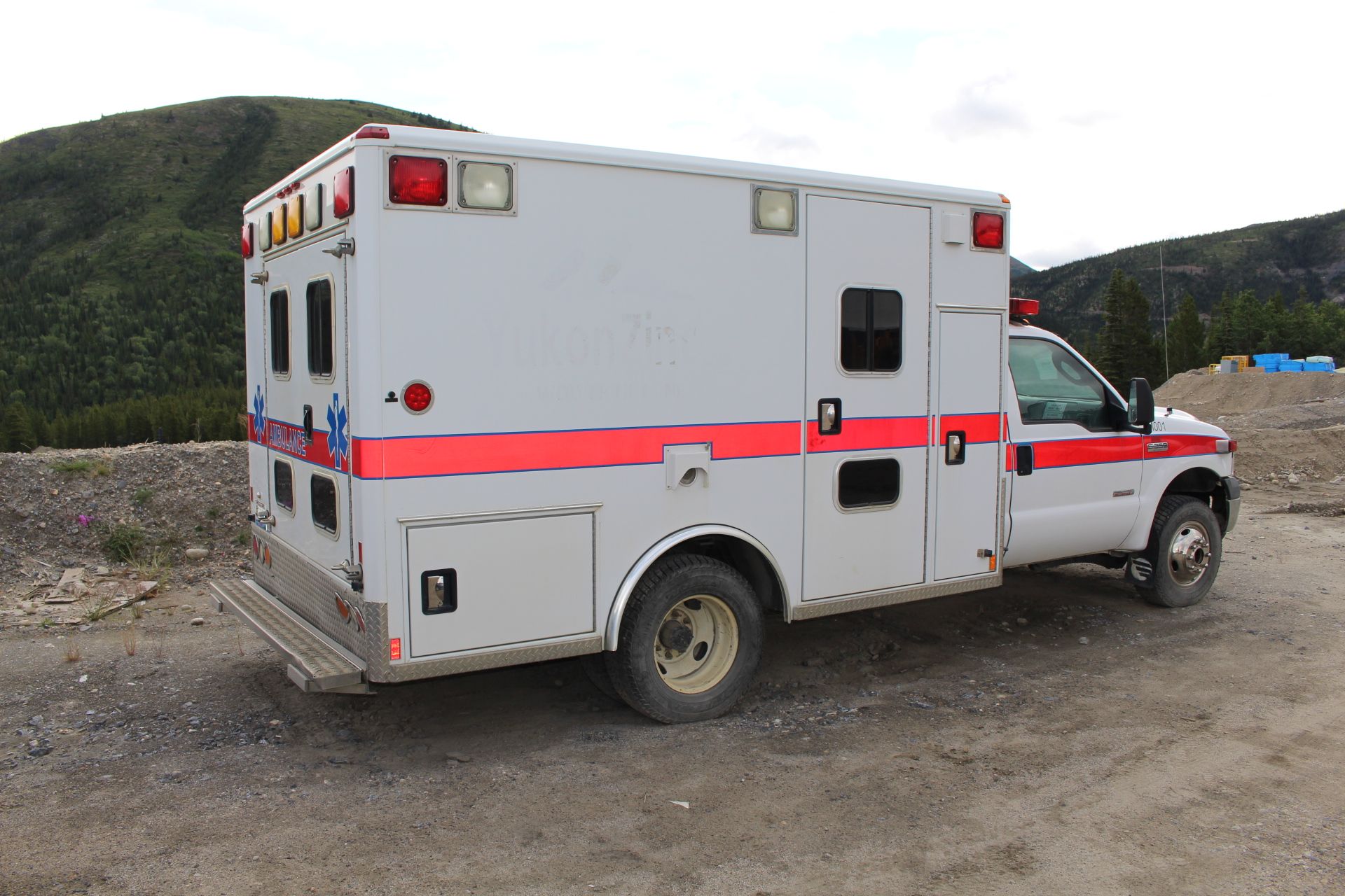 2005 Ford F-350 Ambulance, Powerstroke Diesel; VIN 1FDWF37P65EA96672; Meter Shows 147,793 KM; ( - Image 3 of 7