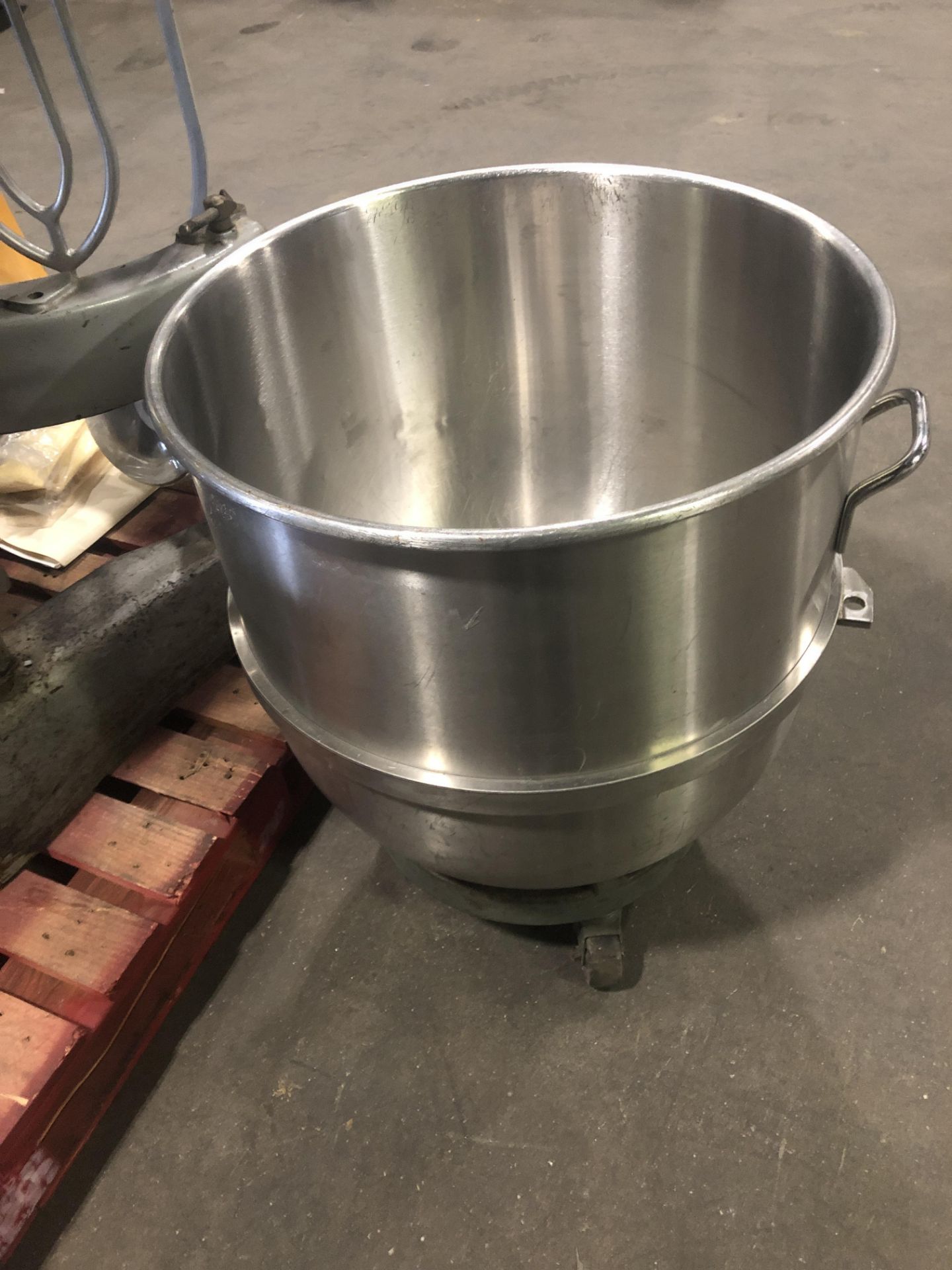 Hobart model V1401 140-qt Mixer - (2) Hercules manual hydraulic bowl lifts - (2) Stainless Steel - Image 13 of 14