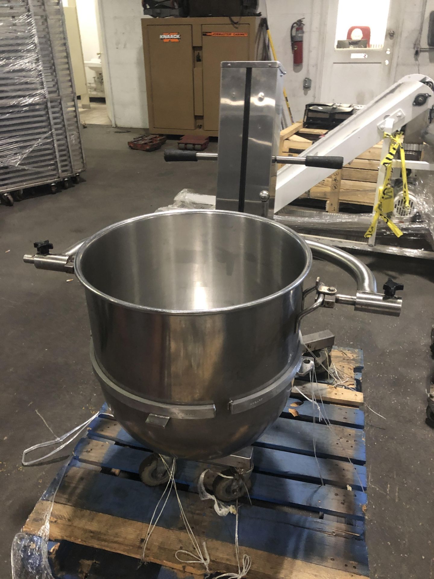 Hobart model V1401 140-qt Mixer - (2) Hercules manual hydraulic bowl lifts - (2) Stainless Steel - Image 5 of 14