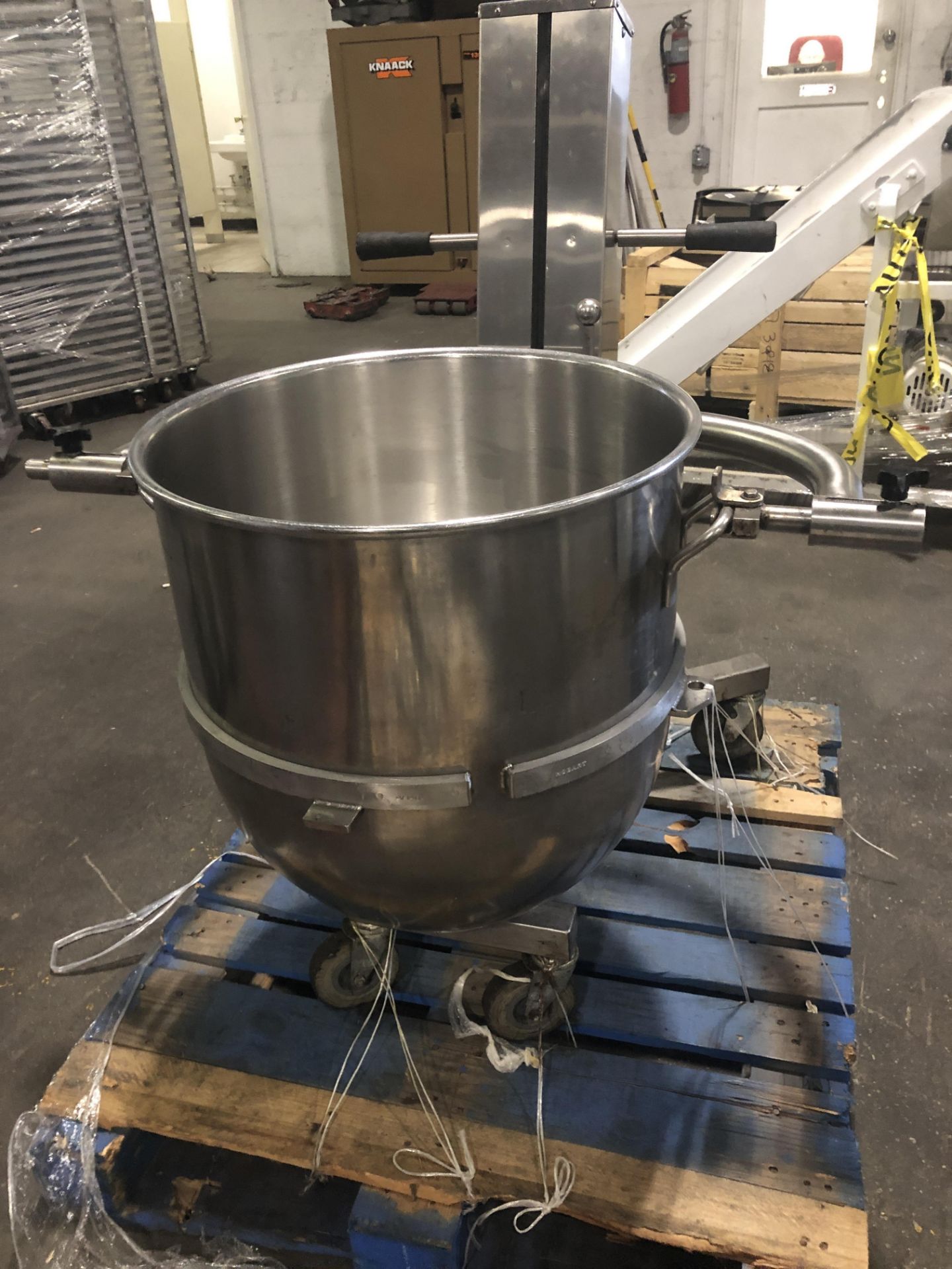 Hobart model V1401 140-qt Mixer - (2) Hercules manual hydraulic bowl lifts - (2) Stainless Steel - Image 6 of 14