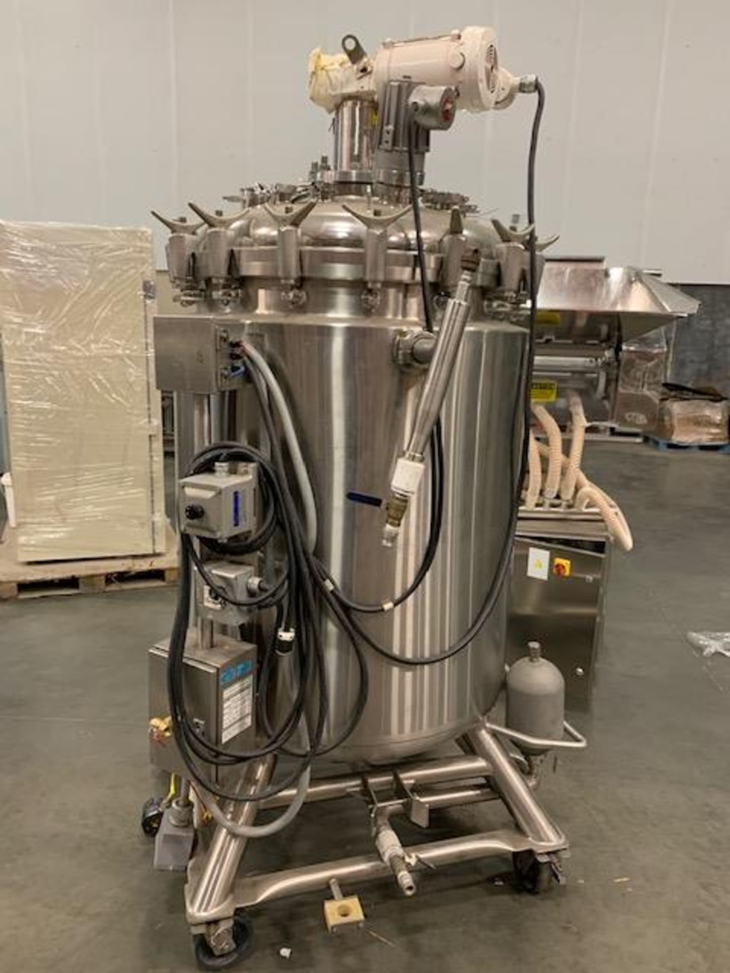 Martin Petersen Company 700 Liter Stainless Steel Jacketed and Agitated Vacuum Processing Tank. - Image 2 of 9