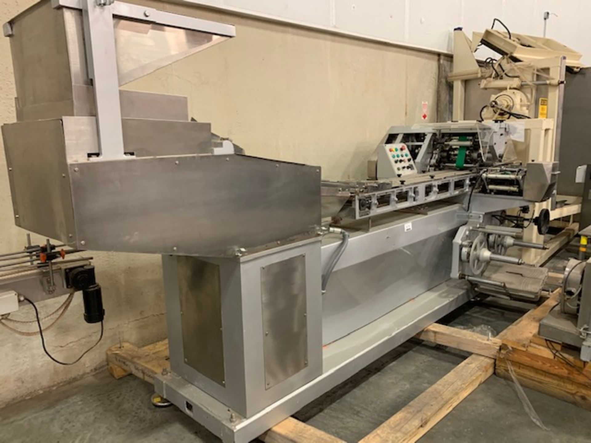 Autowrapper model Super 2000 Roll Wrapper, Set up to bunch wrap (12) pieces approx. 13/16"