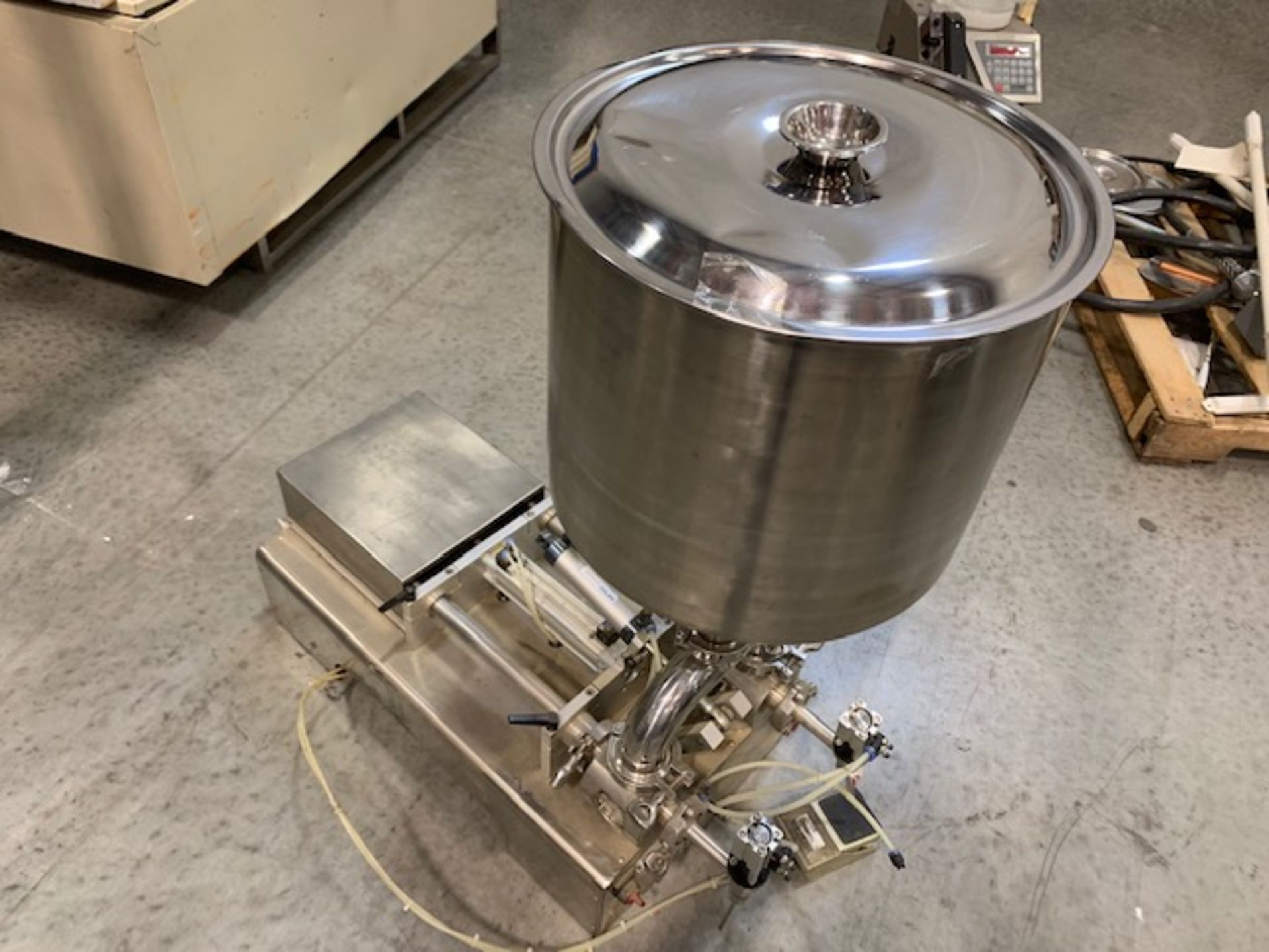 Twin Piston Filler model RGSGP60J with stainless steel hopper 13" diameter x 19" deep, 60 ml pistons - Image 2 of 5