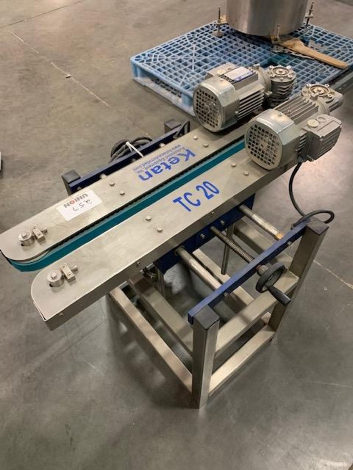 Ketan model TC-20 Stainless Steel side belt Transfer Conveyor with DC speed controller. 110 vots. - Image 4 of 5