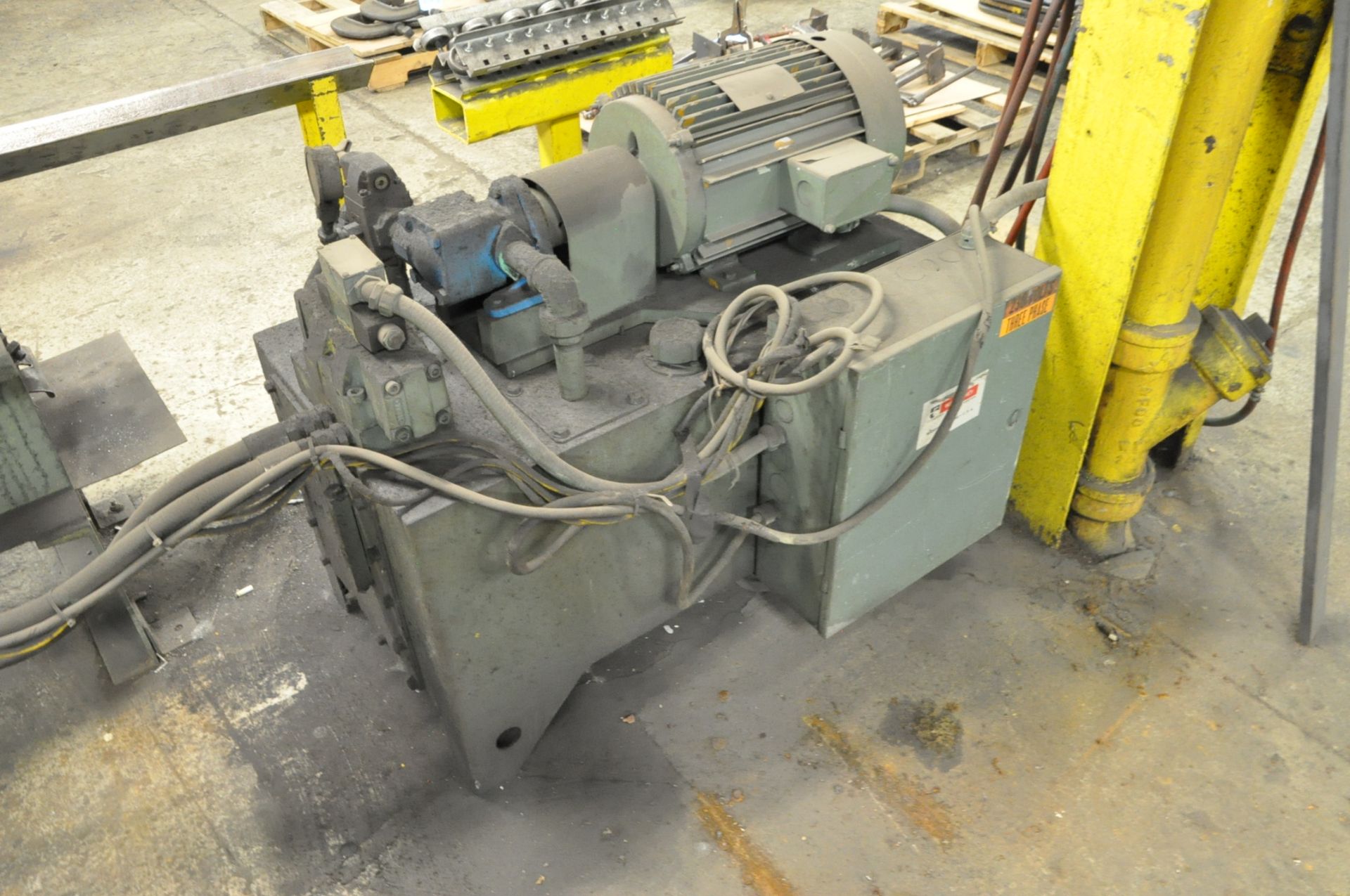 W. A. Whitney Model 609-480, 45-Ton Capacity Hydraulic Angle Shear, 6" x 6" x 1/2" Capacity - Image 3 of 4