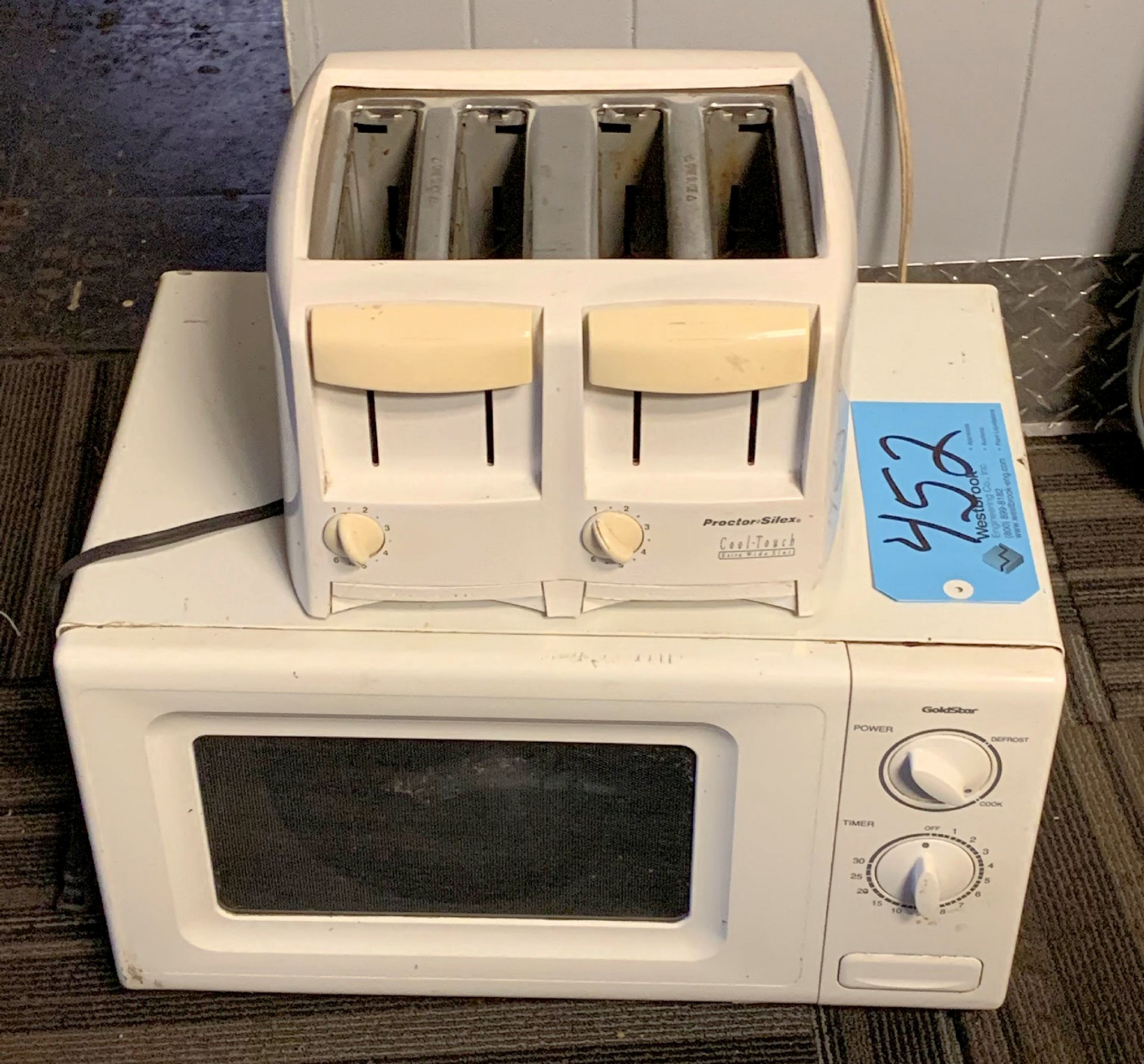 Lot-(1) Proctor Silex Toaster with (1) Goldstar Microwave