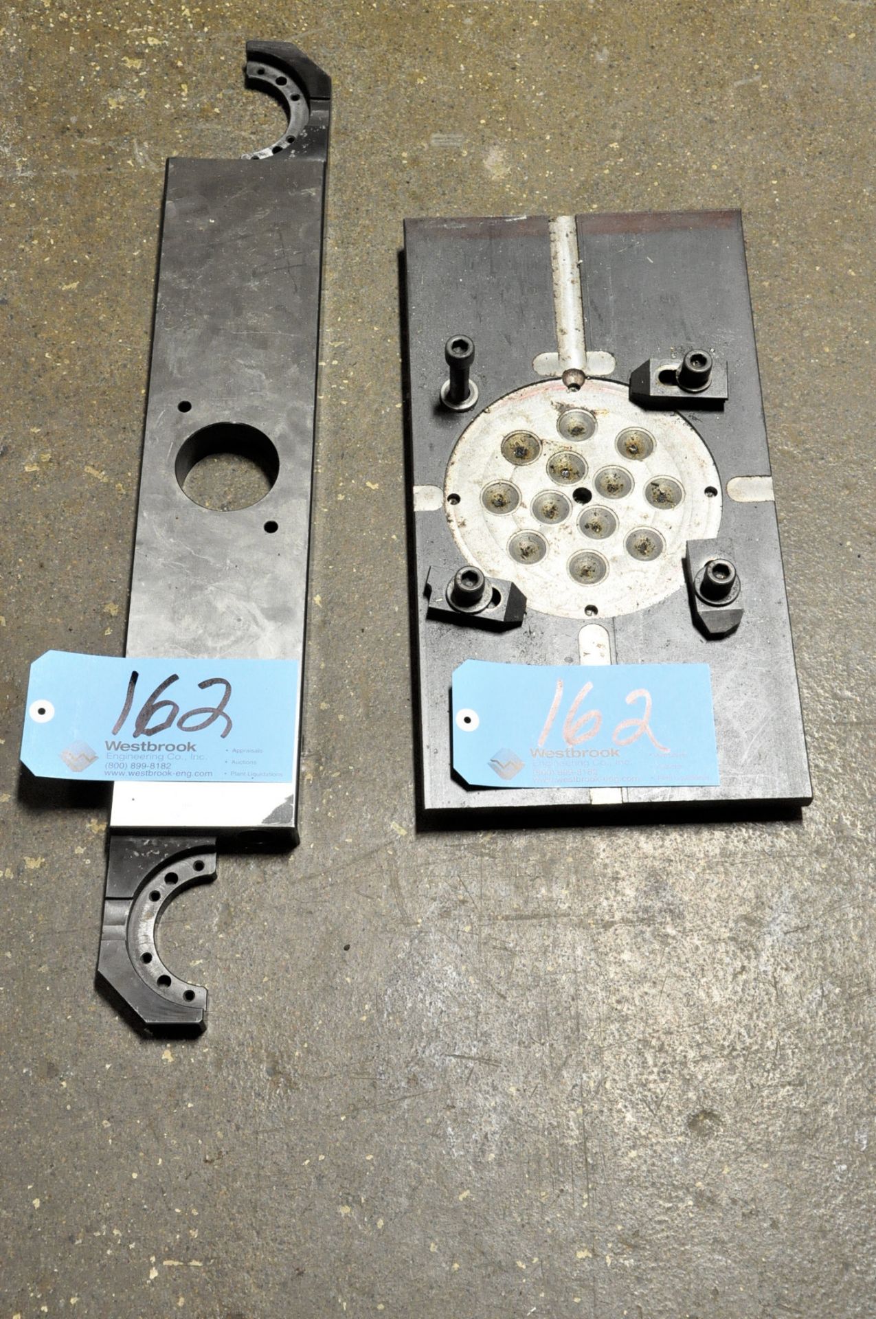 Lot-Misc. Tooling in (2) Totes with (1) Tool Changer Arm, and (1) Fixture Plate - Bild 3 aus 4
