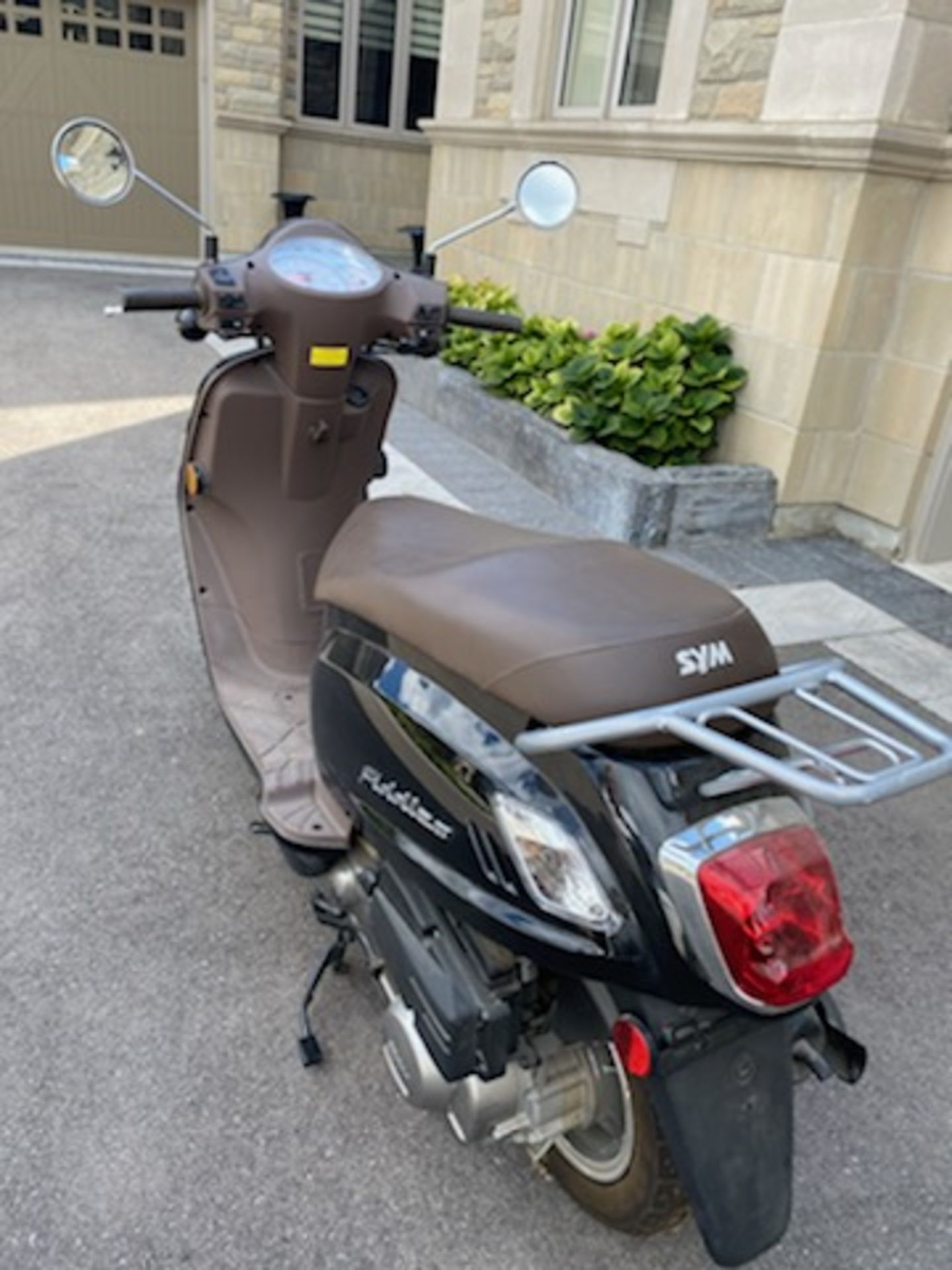 2009 SYM MODEL AW12W WELL MAINTAINED GAS POWERED SCOOTER, ONLY 9 ORIGINAL KMS. - Image 3 of 7