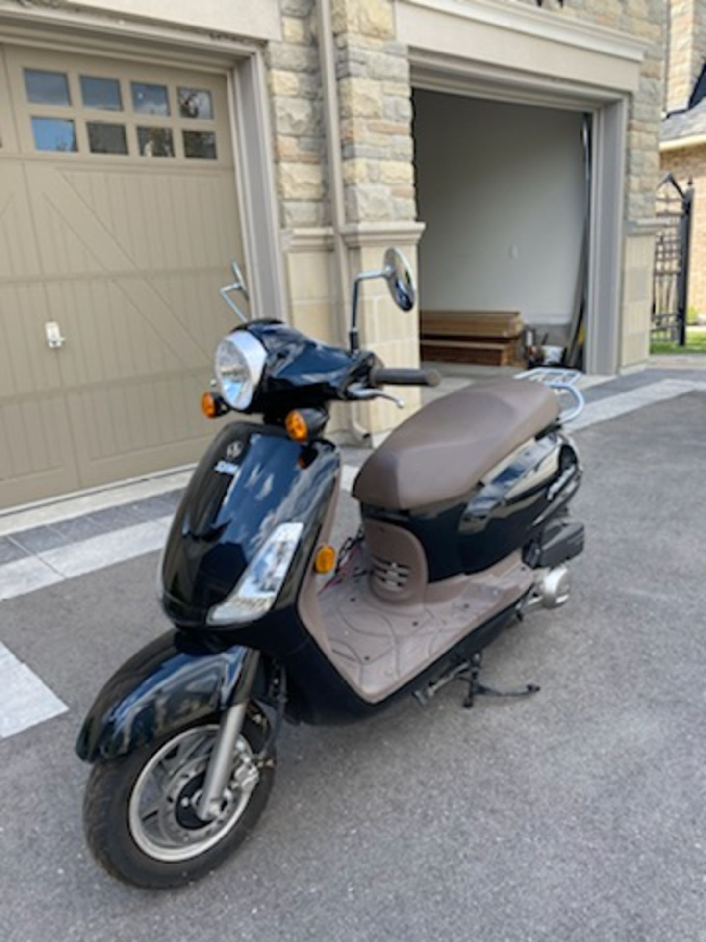 2009 SYM MODEL AW12W WELL MAINTAINED GAS POWERED SCOOTER, ONLY 9 ORIGINAL KMS. - Image 2 of 7