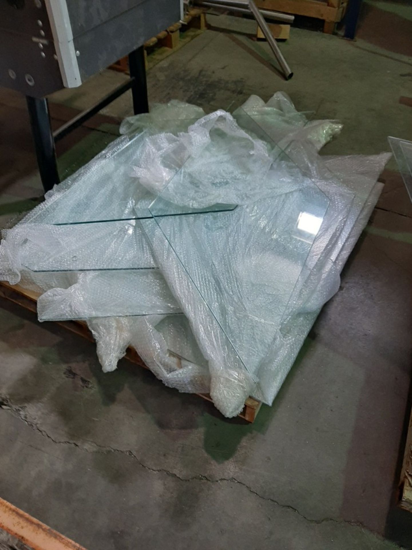 (1) LOT TEMPERED GLASS ON SKID