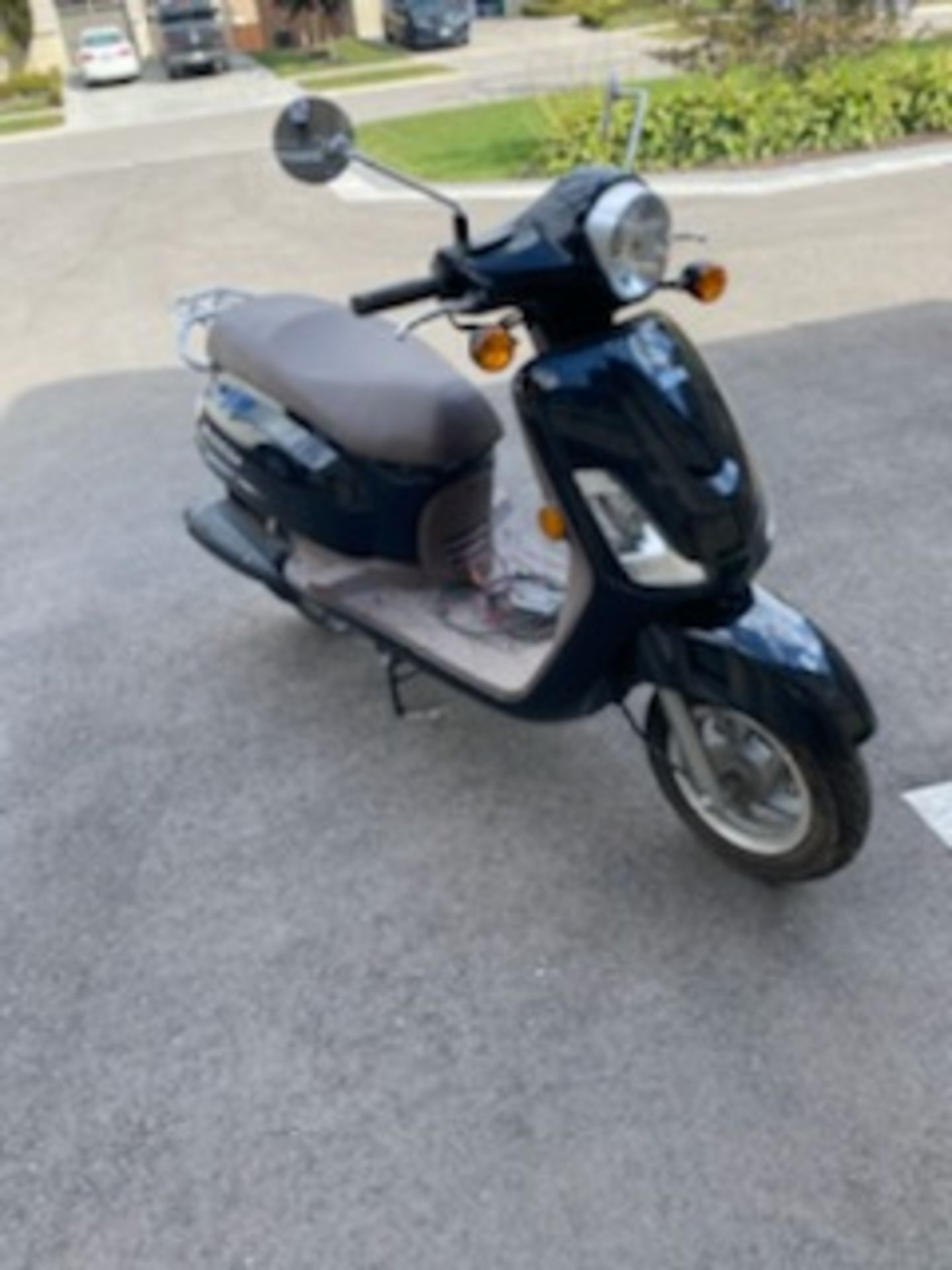 2009 SYM MODEL AW12W WELL MAINTAINED GAS POWERED SCOOTER, ONLY 9 ORIGINAL KMS.