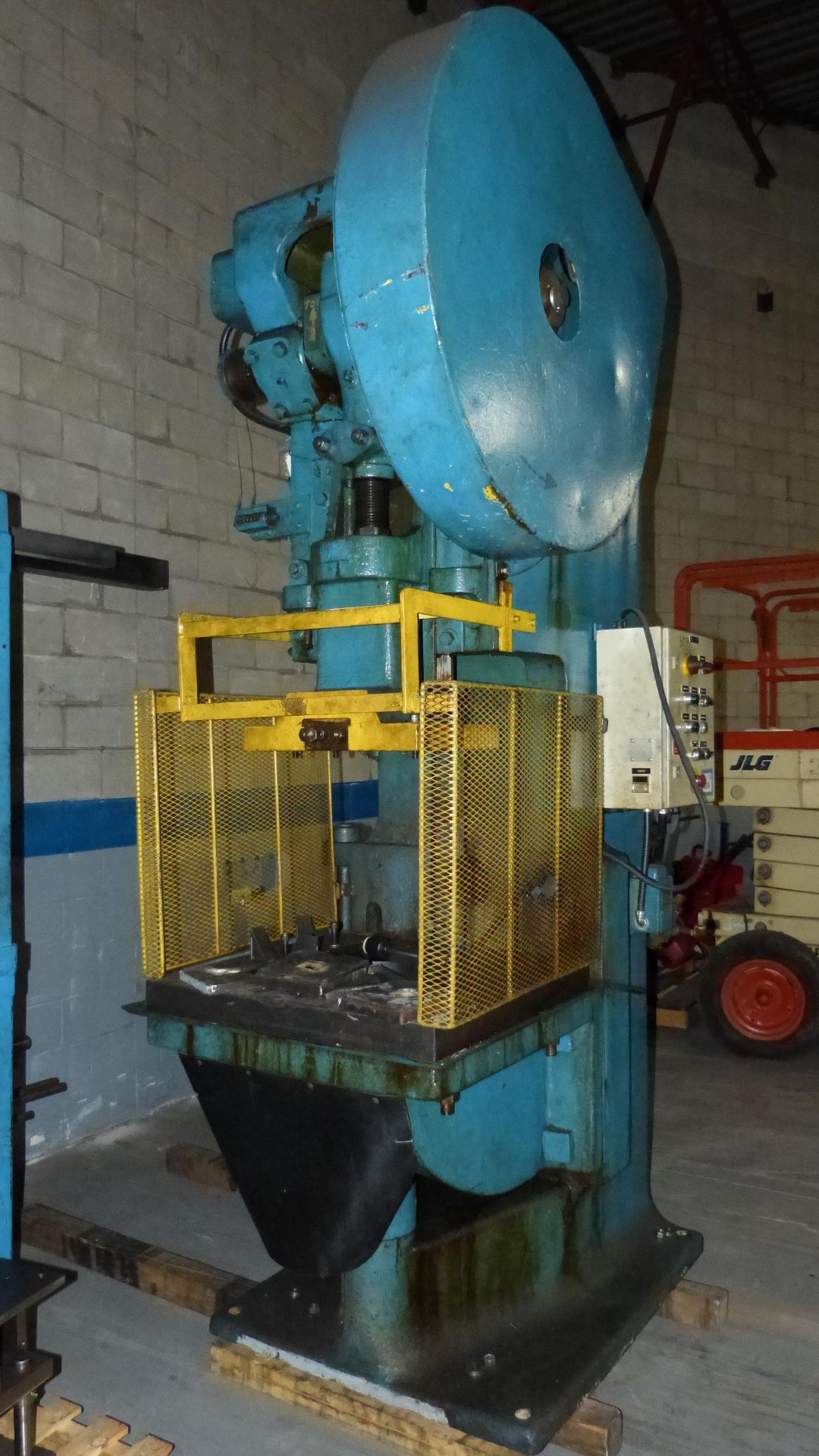 Minster 56 Ton Punch Press, Air Clutch 8" Stroke, 20" x 15" Bolster, Adjustable Bed Height - Image 2 of 6