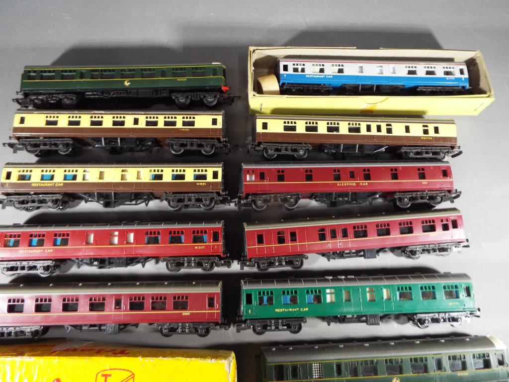 Model Railways - a quantity of TT scale Triang model railway carriages, to include sleeping car,