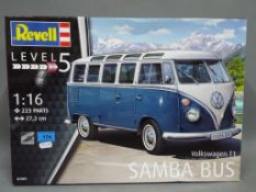 Revell Volkswagen T Samba Bus #07009 Level 5 1:16 scale 223 parts model kit in factory sealed box.