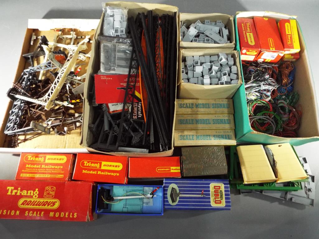 Hornby Dublo and Hornby Triang - a quantity of OO gauge scenics, signals, cables, .