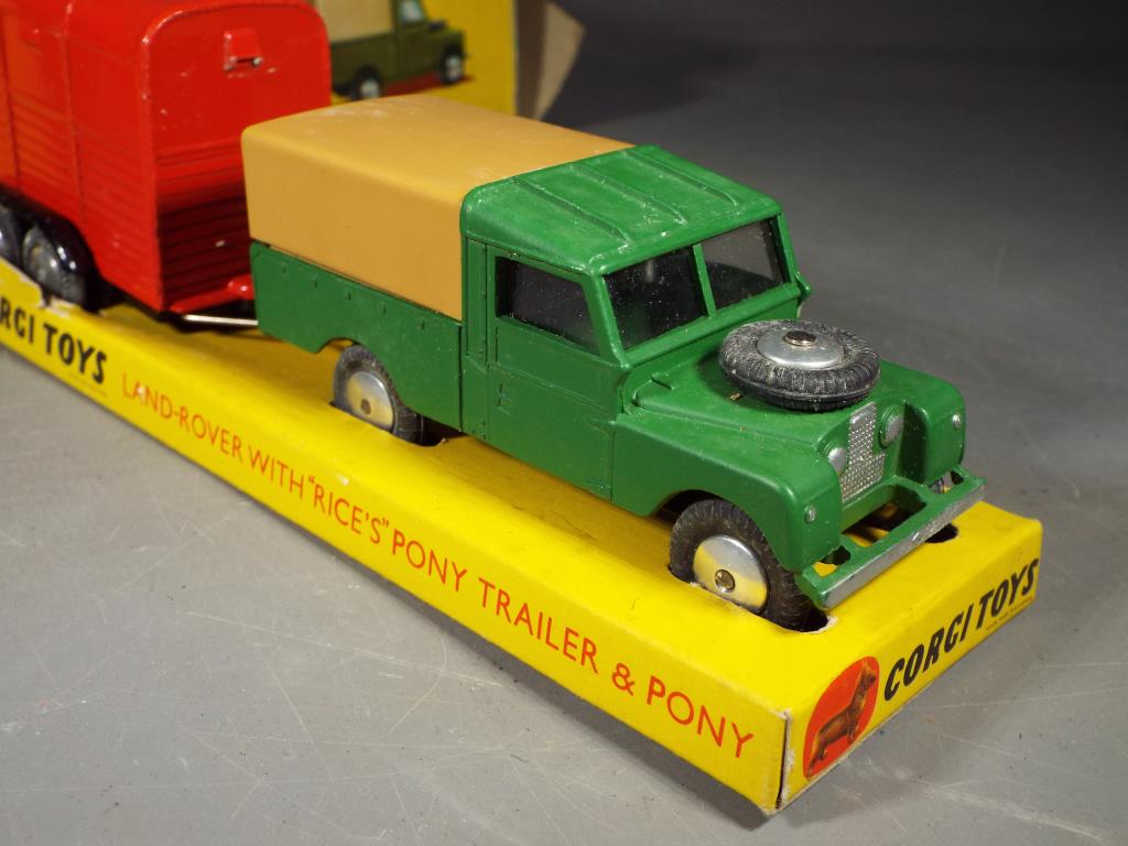 Corgi Toys - A boxed Corgi Toys Gift Set 2 Land Rover with Rices Pony Trailer and Pony. - Image 2 of 3