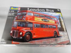 Revell - a 1:24 scale boxed kit, London Bus #07651, level 5,
