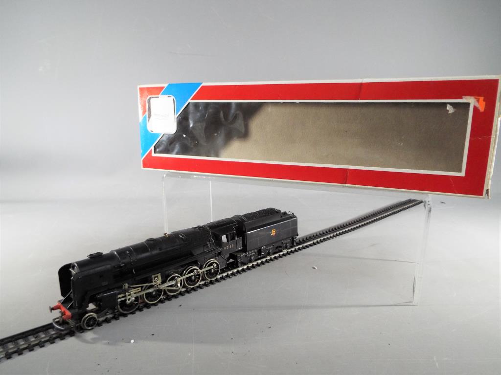 Hornby - an OO gauge BR 2-10-0 locomotive and tender class 9F, op no 92166, black livery, # R550, - Image 2 of 2