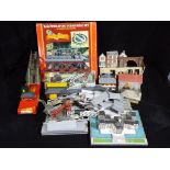 Hornby, Triang, Airfix, and Others - A boxed OO Gauge R414 Operating Turntable Set,