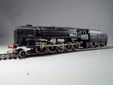 Hornby - an OO gauge BR 2-10-0 locomotive and tender class 9F, op no 92166, black livery, # R550,