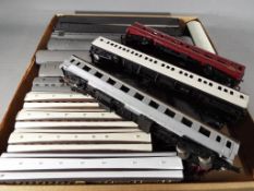 Model railways - 18 OO gauge passenger carriages, Hornby and Triang,