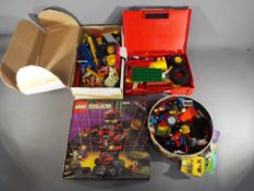 Lego - A large quantity of unboxed Lego with a boxed Lego 6949 set.