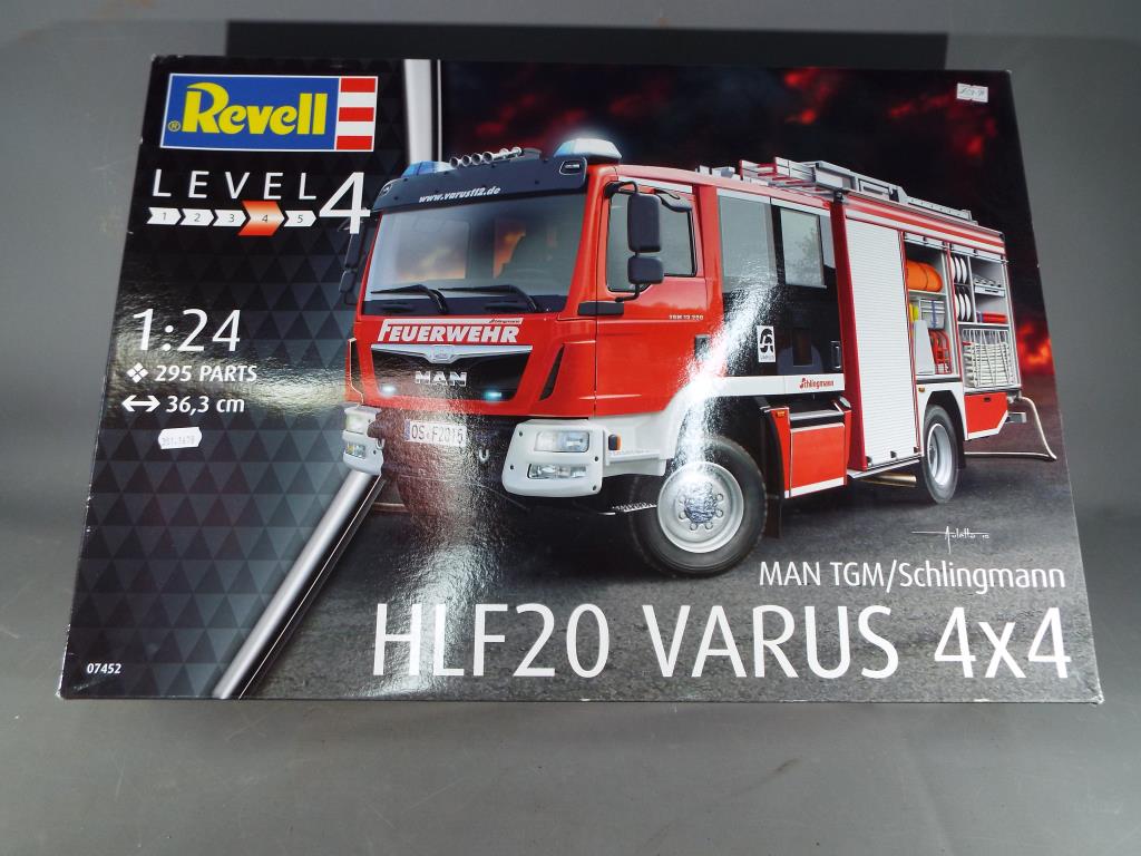 Revell - a 1:24 scale boxed kit, MAN TGM/Schlingmann HLF20 Varus 4x4 fire tender, level 4 # 07452,