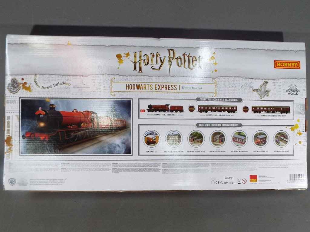 Hornby - an OO gauge boxed train set, Harry Potter, Hogwarts Express comprising locomotive,coaches, - Image 2 of 2