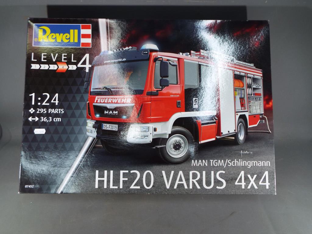 Revell - a 1:24 scale boxed kit, MAN TGM/Schlingmann HLF20 Varus 4x4 fire tender, level 4 # 07452,