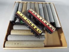 Model railways - 16 OO gauge passenger carriages, Hornby and Triang,