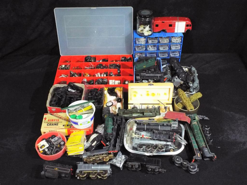 Hornby, Airfix, Kinzo and others - A large collection of model railway / model engineering parts,