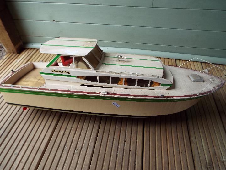 A model cabin cruiser, 'Commodore' with internal motor, - Bild 3 aus 3