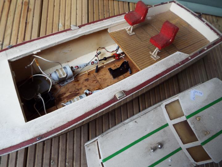 A model cabin cruiser, 'Commodore' with internal motor, - Bild 2 aus 3