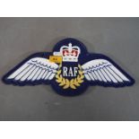 An cast iron RAF Wings wall plaque (yraf)