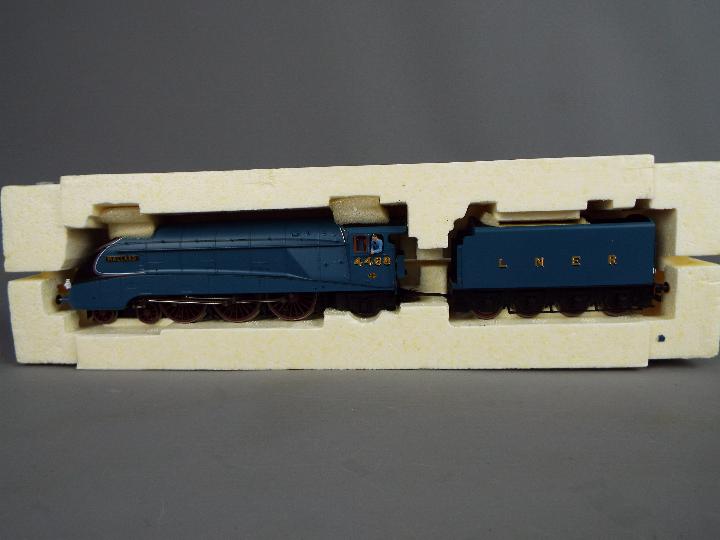 Hornby - A boxed DCC ready R2339 OO gauge 4-6-2 Class A4 Steam Locomotive and Tender 'Mallard', Op. - Image 7 of 7