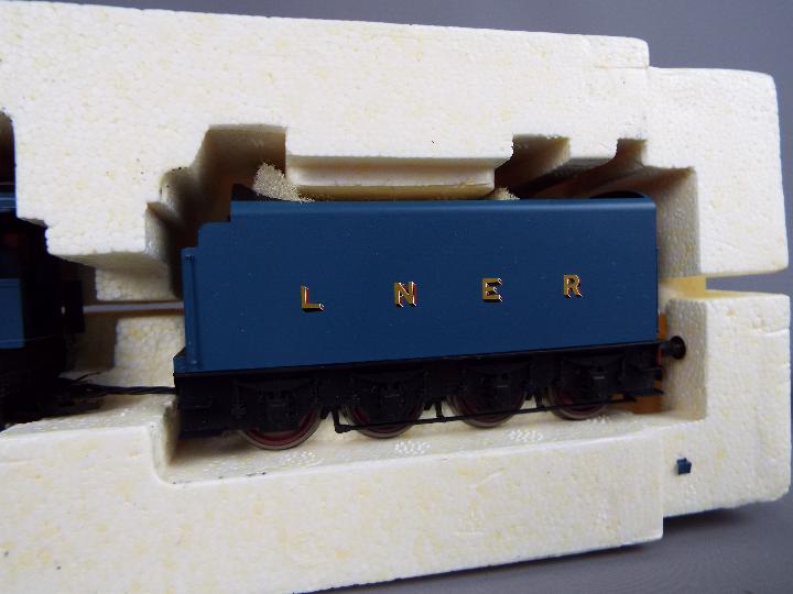 Hornby - A boxed DCC ready R2339 OO gauge 4-6-2 Class A4 Steam Locomotive and Tender 'Mallard', Op. - Image 3 of 7