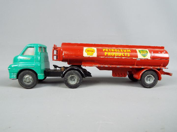 Spot-On - An unboxed Bedford Articulated Tanker "Shell/BP Petroleum Products". - Image 2 of 5