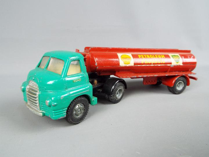 Spot-On - An unboxed Bedford Articulated Tanker "Shell/BP Petroleum Products".